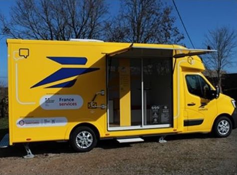 Le camion de La Poste avec son ouverture sur le côté pour l'accueil le public